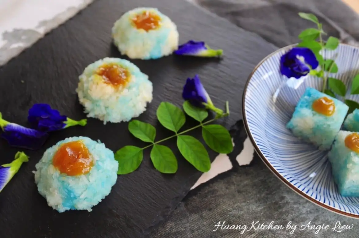 Pulut Tai Tai Recipe (Blue Glutinous Rice Cakes) 蓝花咖椰糯米糕 | Huang Kitchen
