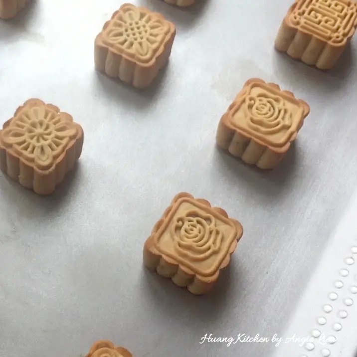Place mooncakes on baking tray.