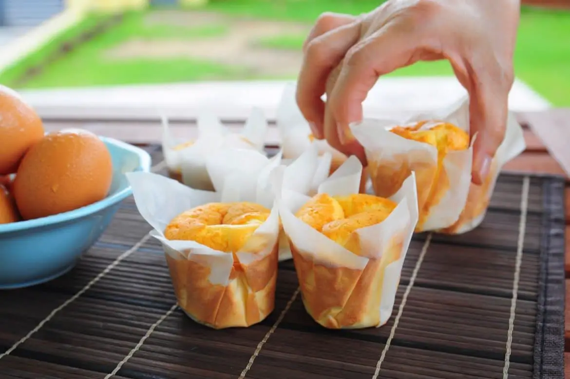 Paper Wrapped Chinese Sponge Cake Recipe 纸包蛋糕食谱 Huang Kitchen