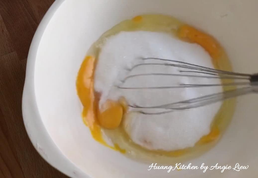 Mix eggs and sugar till sugar dissolves.