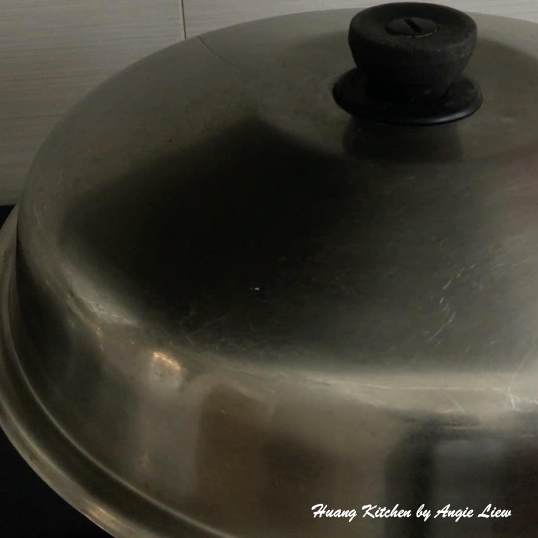 Prepare steamer to steam the rice cake.