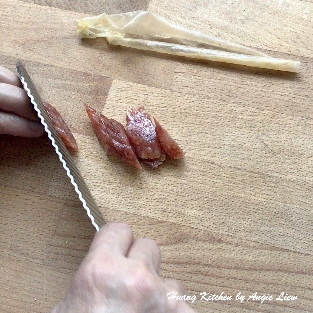 Slice chinese sausage into slices.