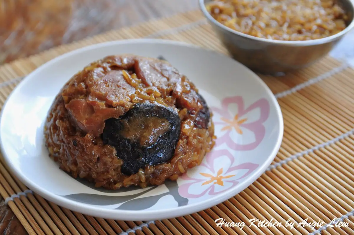 Steamed Glutinous Rice With Chicken (Loh Mai Kai) 糯米鸡 Huang Kitchen