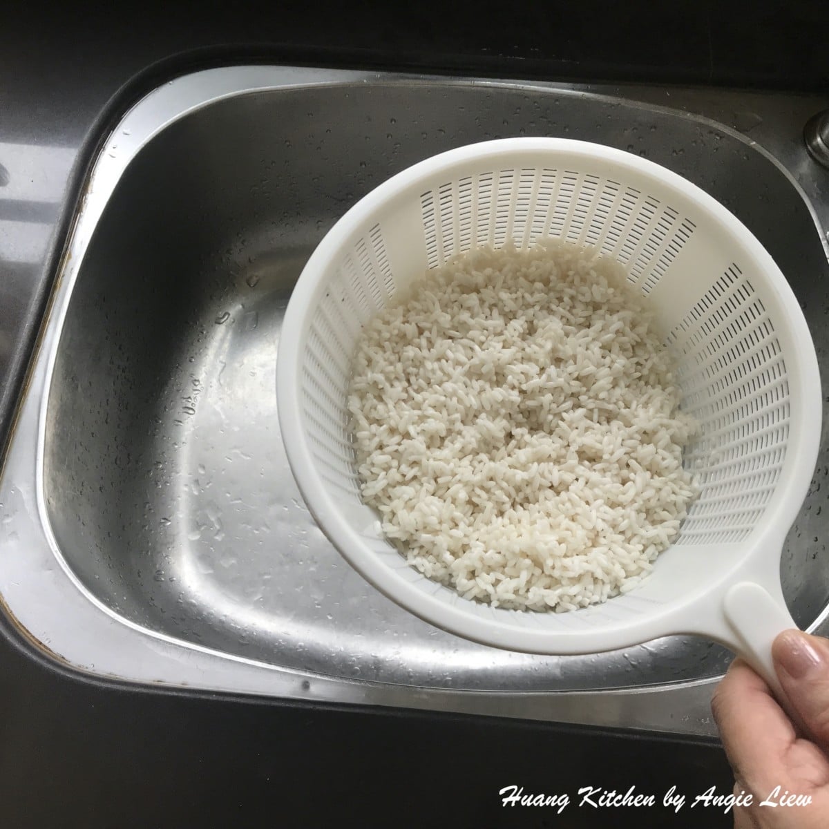 Wash dan drain glutinous rice.