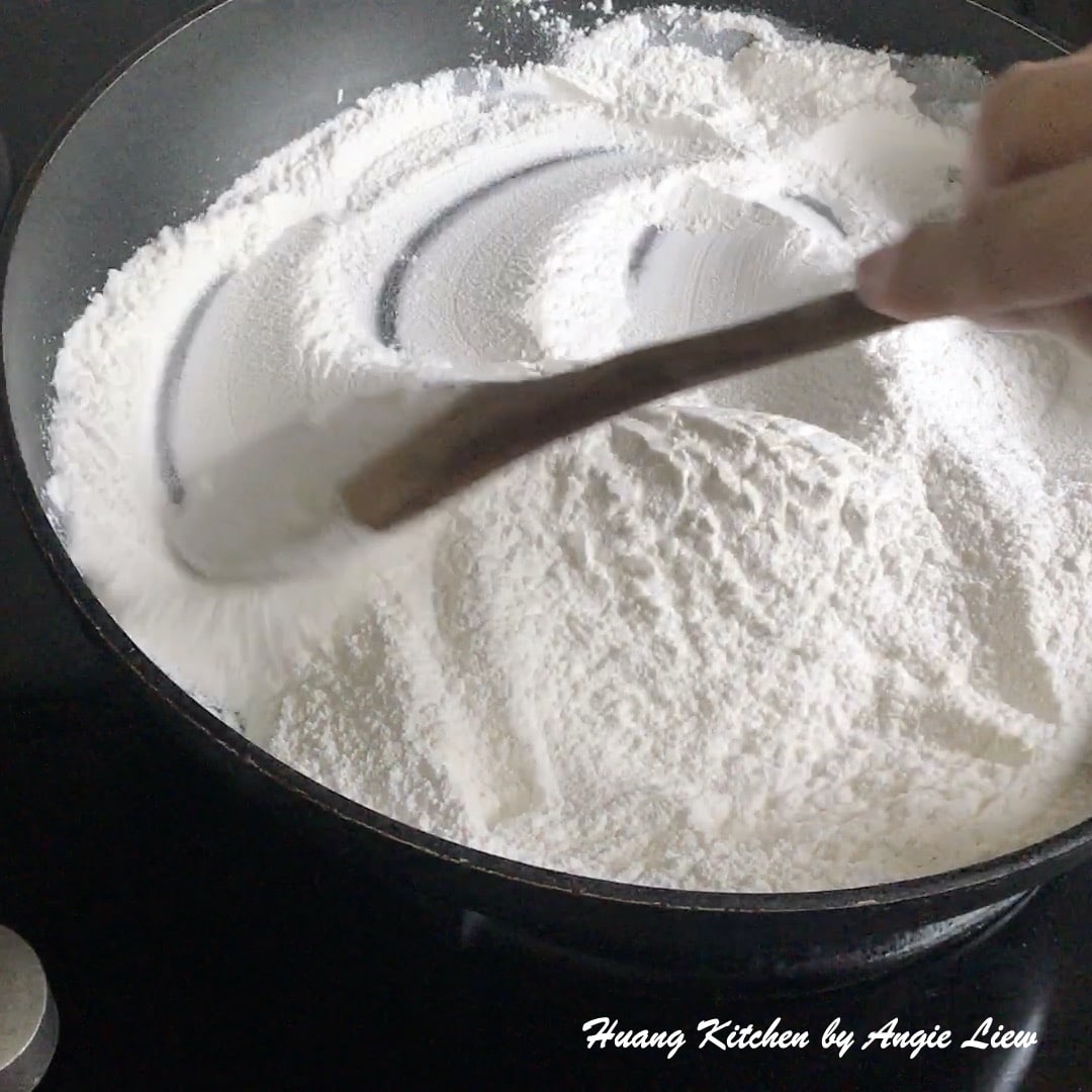 Fry glutinous rice flour till fragrant.