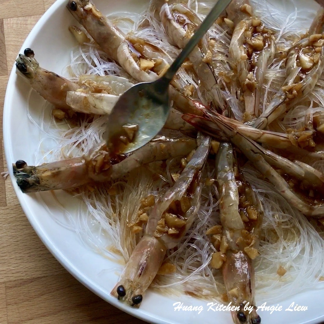 Spoon seasonings on prawns.