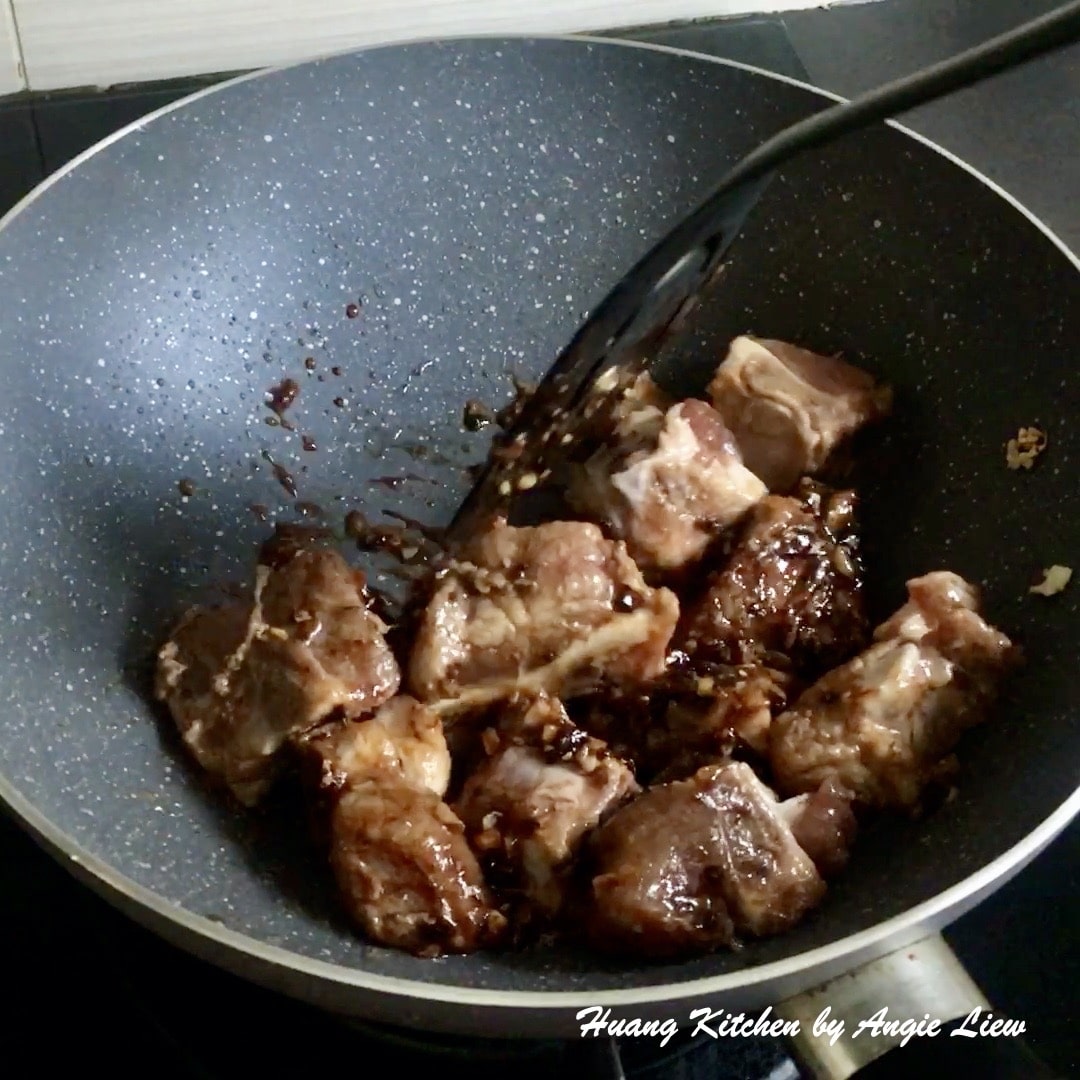 Briefly stir fry marinated pork ribs.