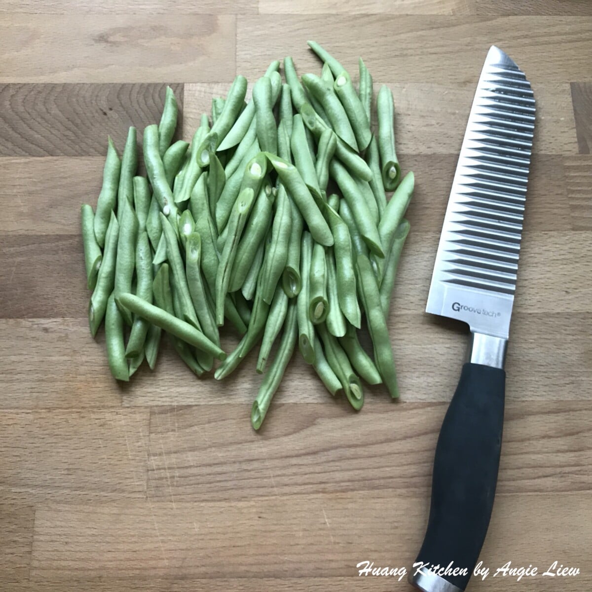 Cut french beans into 5cm length.