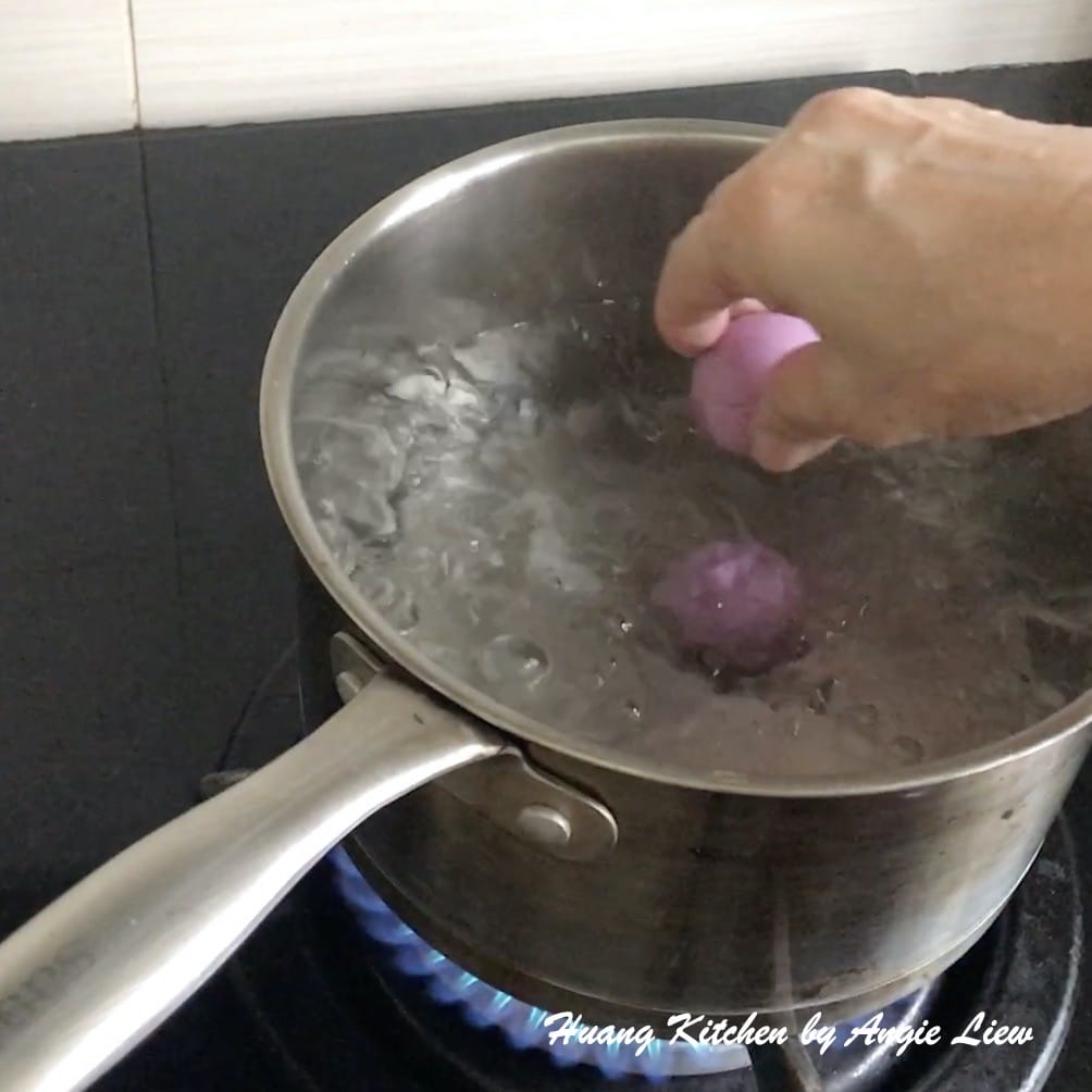 Boil glutinous rice balls