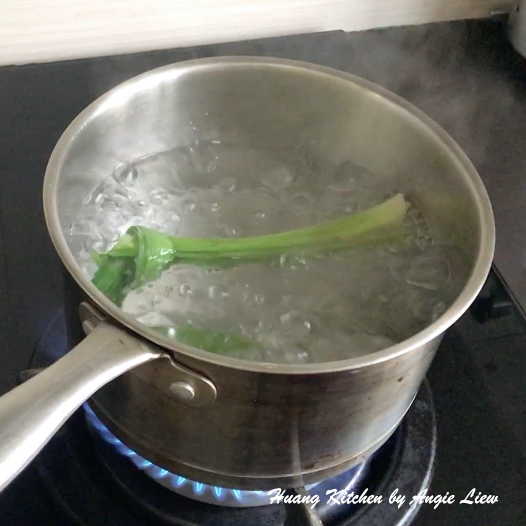 Boil water to cook Onde Onde
